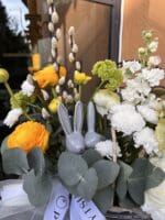 Великодній квітковий кошик з ранункулюсами та вербовими котиками