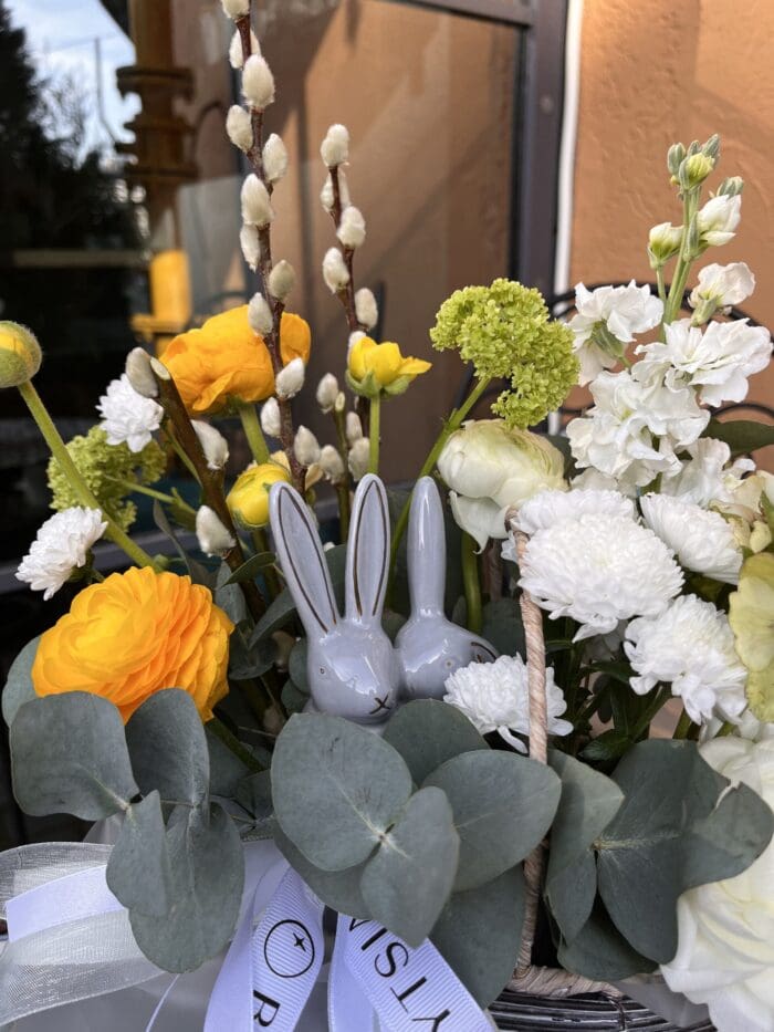 Великодній квітковий кошик з ранункулюсами та вербовими котиками