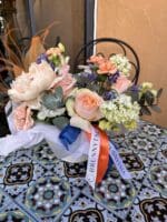 Квітковий кошик з трояндами та півоніями