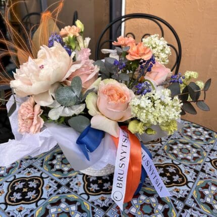 Квітковий кошик з трояндами та півоніями