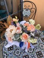 Квітковий кошик з трояндами та півоніями