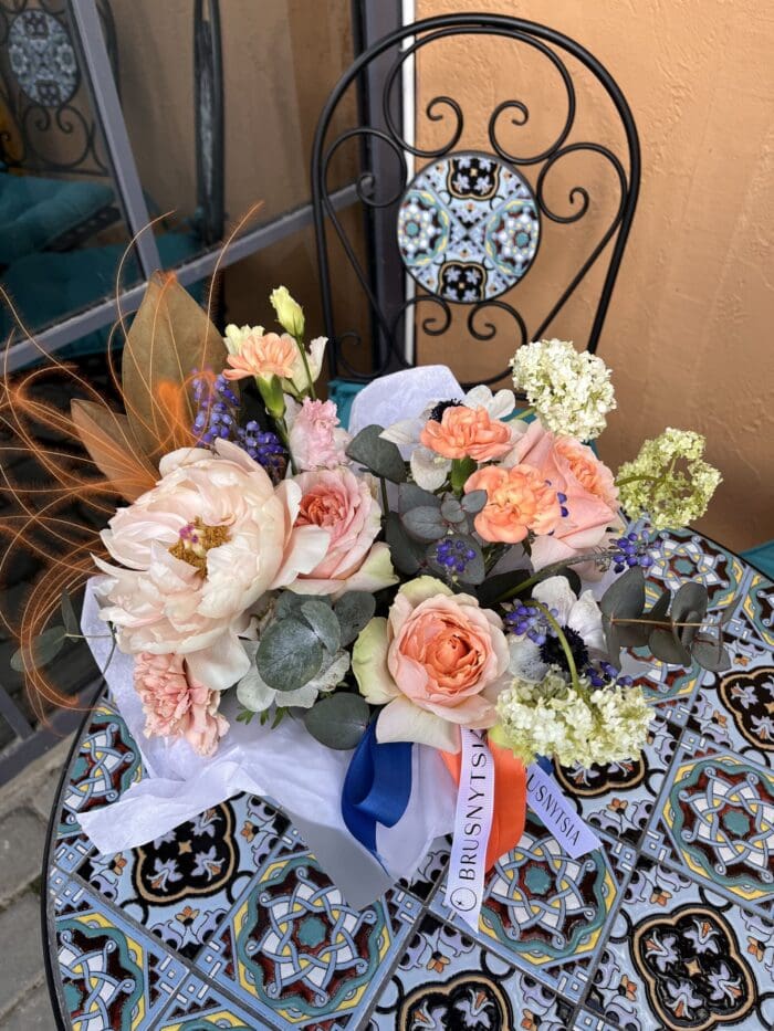 Квітковий кошик з трояндами та півоніями