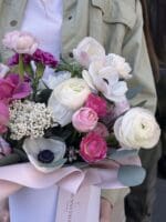 Квіткова коробка з ранункулюсами та анемонами