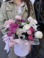 Квіткова коробка з ранункулюсами та анемонами