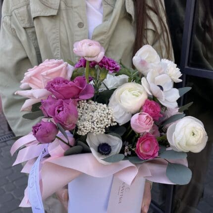 Квіткова коробка з ранункулюсами та анемонами