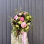 Авторський квітковий кошик з ранункулюсорм та гілками верби