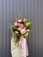 Авторський квітковий кошик з ранункулюсорм та гілками верби