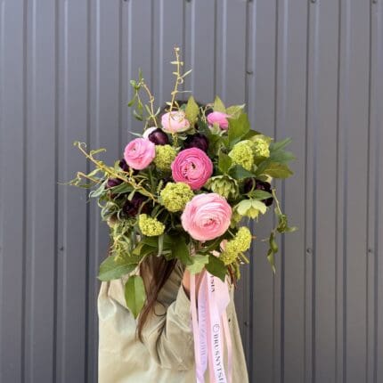 Авторський квітковий кошик з ранункулюсорм та гілками верби