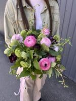 Авторський квітковий кошик з ранункулюсорм та гілками верби