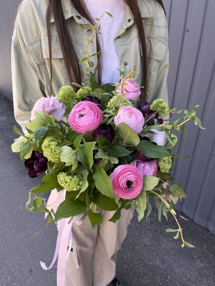 Авторський квітковий кошик з ранункулюсорм та гілками верби