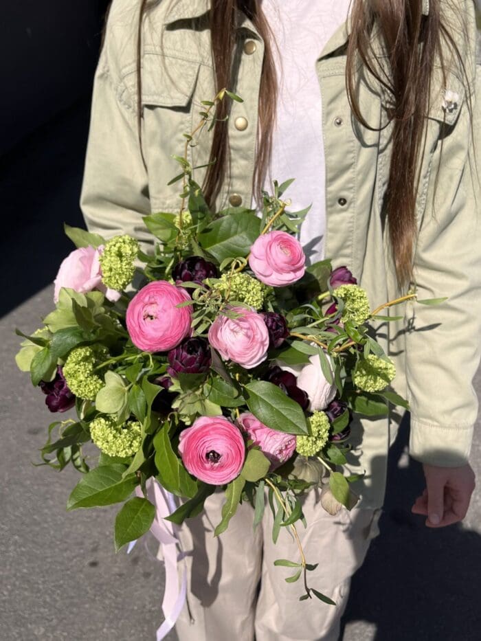 Авторський квітковий кошик з ранункулюсорм та гілками верби