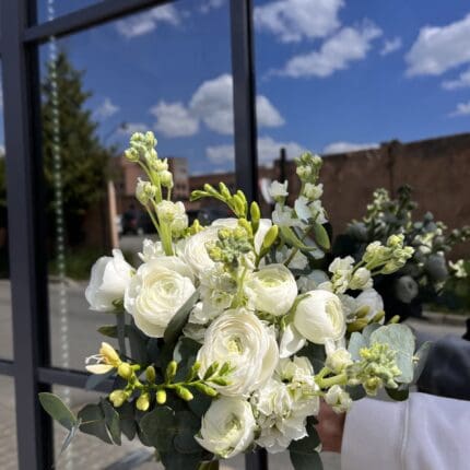 Весільний букет з фрезією та ранункулюсом