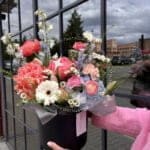 Квіткова коробка з півоніями та дельфініумом