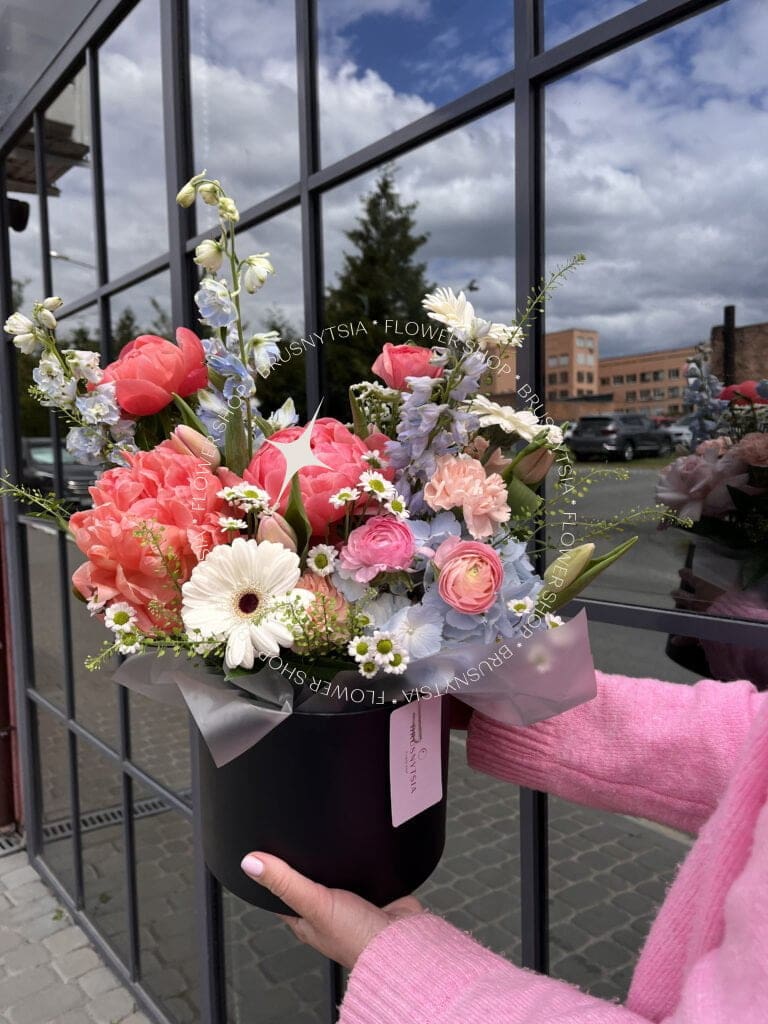 Квіткова коробка з півоніями та дельфініумом