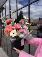 Квіткова коробка з півоніями та дельфініумом