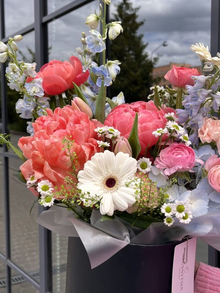Квіткова коробка з півоніями та дельфініумом