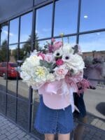 Квіткова коробка з півоніями та діантусом