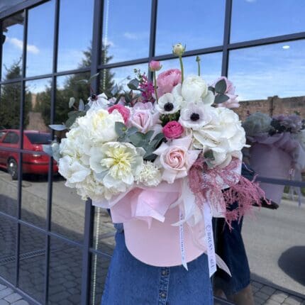 Квіткова коробка з півоніями та діантусом