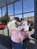 Квіткова коробка з півоніями та діантусом