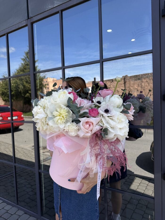 Квіткова коробка з півоніями та діантусом