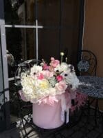 Квіткова коробка з півоніями та діантусом