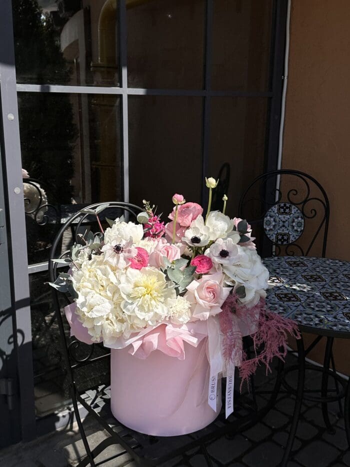 Квіткова коробка з півоніями та діантусом