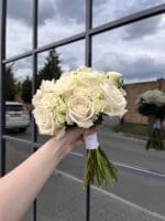 Весільний букет з троянд та фрезії