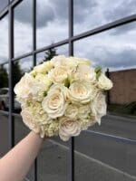 Весільний букет з троянд та фрезії