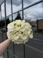 Весільний букет з троянд та фрезії