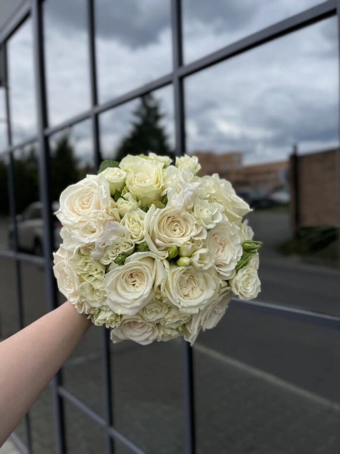 Весільний букет з троянд та фрезії