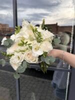 Весільний букет з фрезією та трояндами