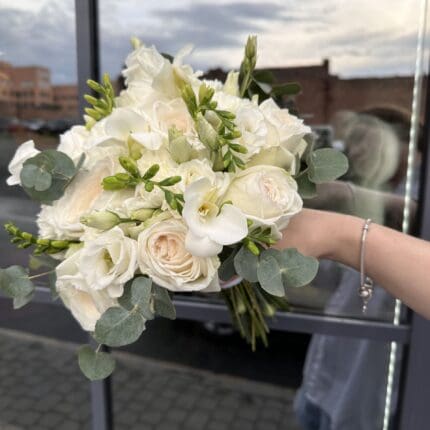 Весільний букет з фрезією та трояндами