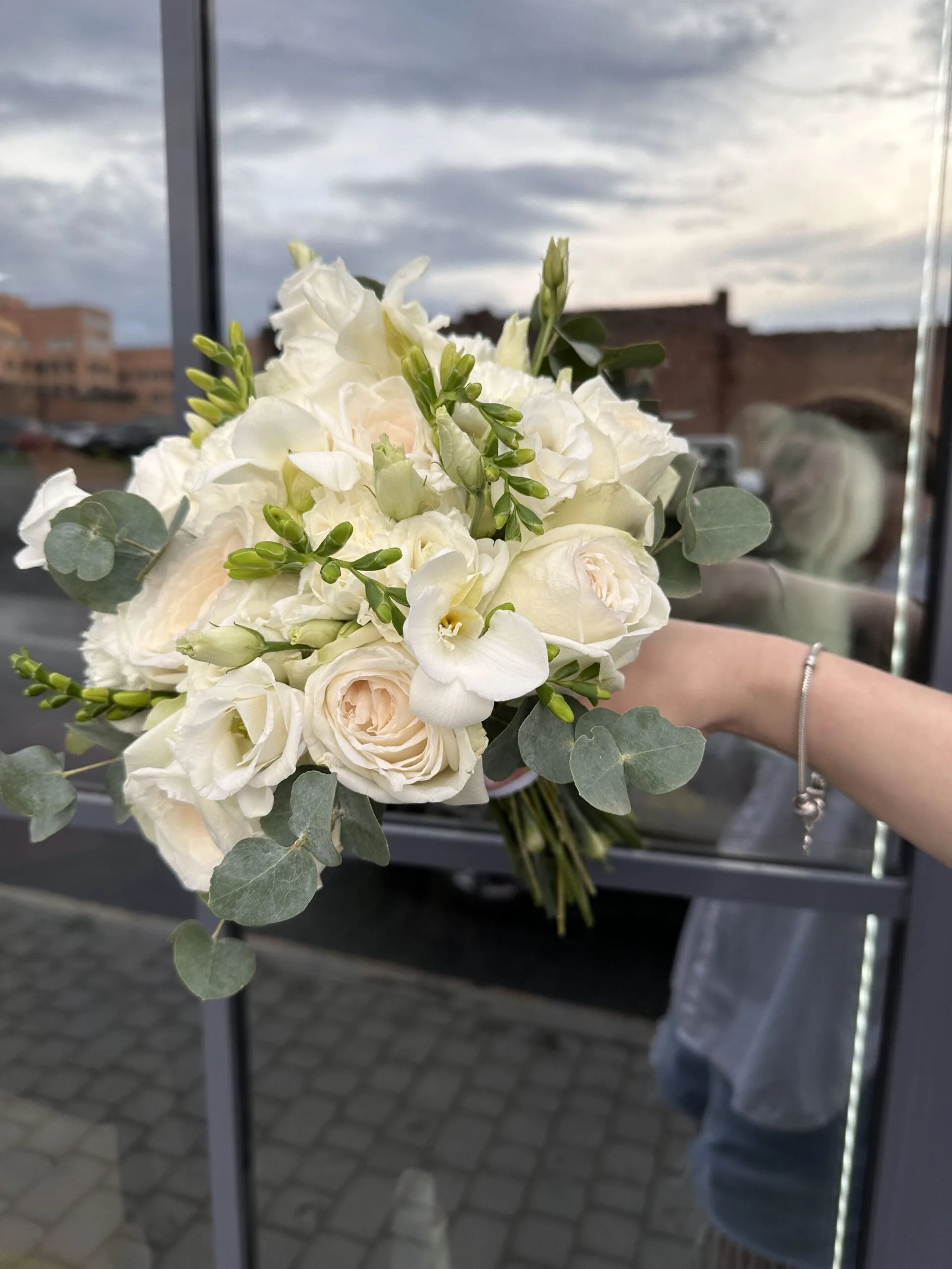 Весільний букет з фрезією та трояндами