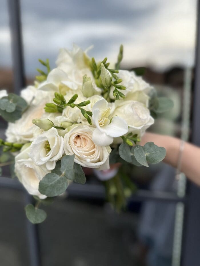 Весільний букет з фрезією та трояндами