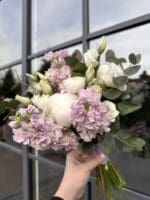 Весільний букет з півоніями та матіолою