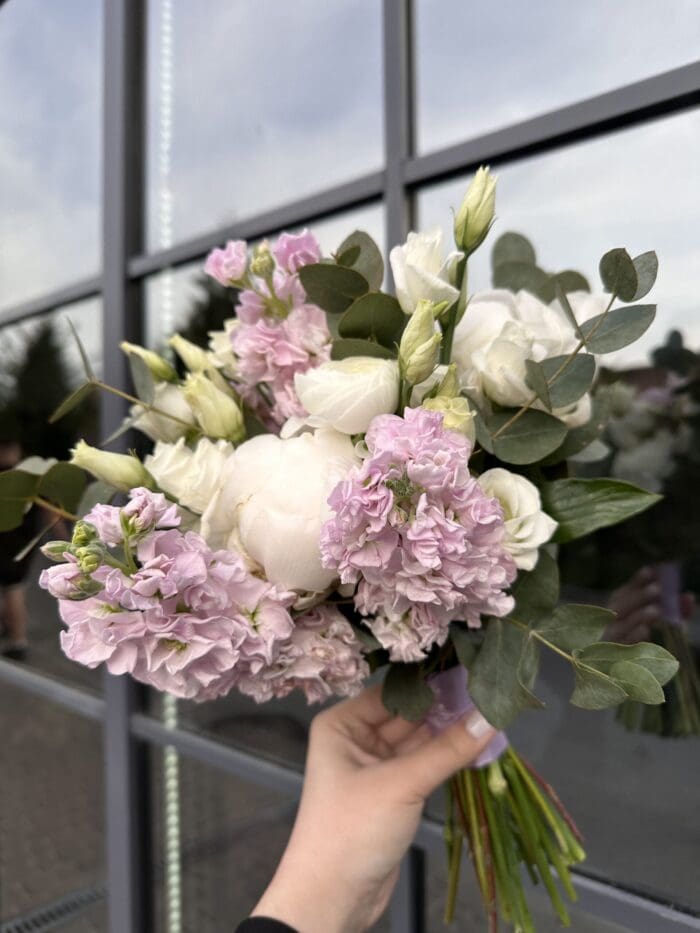 Весільний букет з півоніями та матіолою