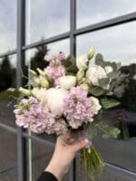 Весільний букет з півоніями та матіолою