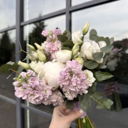 Весільний букет з півоніями та матіолою