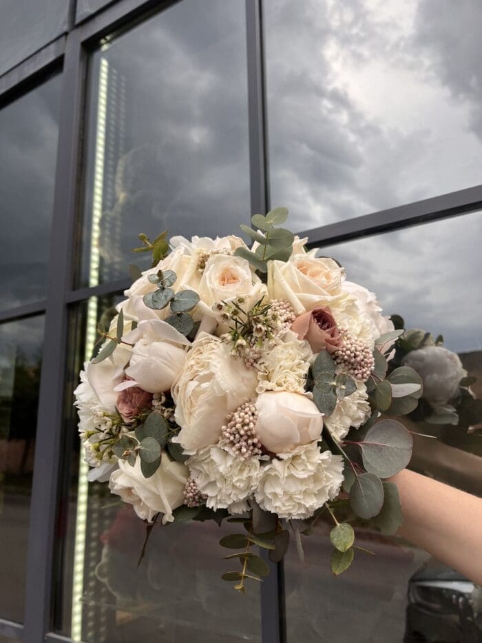 Весільний букет з діантусом та півоніями