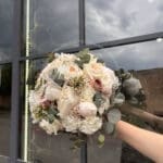 Весільний букет з діантусом та півоніями