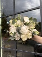 Весільний букет з півоніями та еустомою