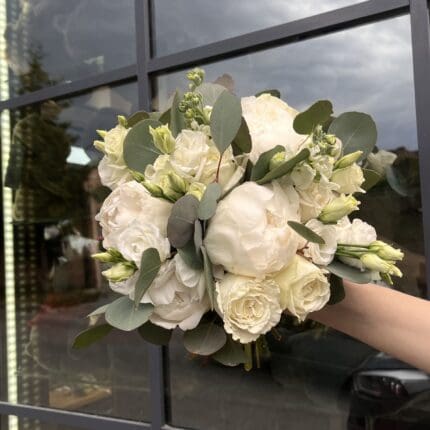 Весільний букет з півоніями та еустомою