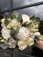 Весільний букет з півоніями та еустомою