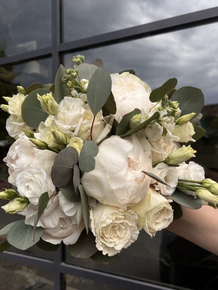 Весільний букет з півоніями та еустомою