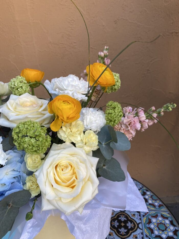 Квітковий кошик з гортензією та матіолами