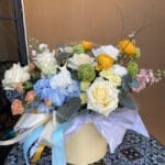 Квітковий кошик з гортензією та матіолами