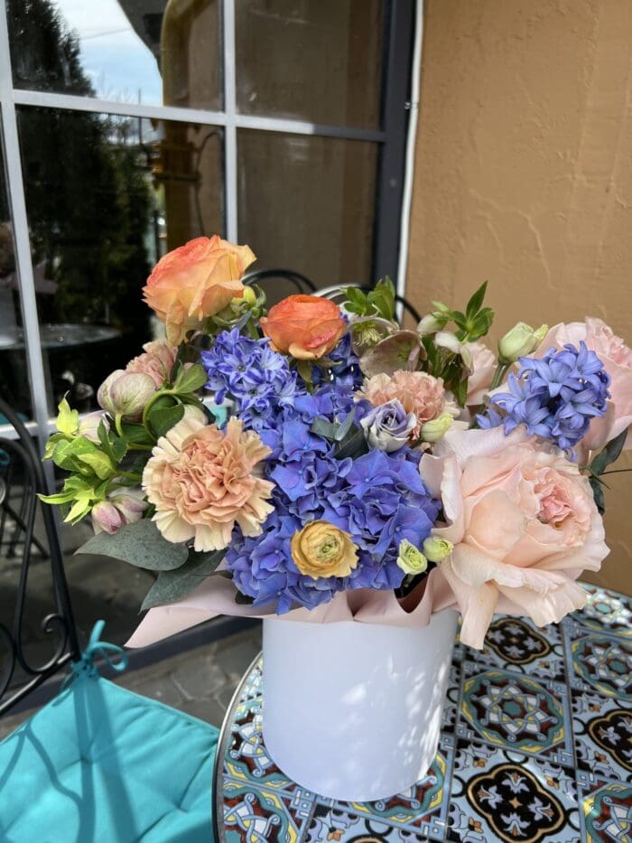 Квіткова коробка з гортензією та гіацинтом