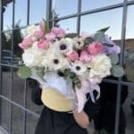 Квіткова коробка з анемонами та трояндами