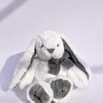 Плюшевий заєць із довгими вушками