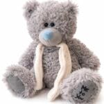 Пухнастий ведмедик з молочним шарфом